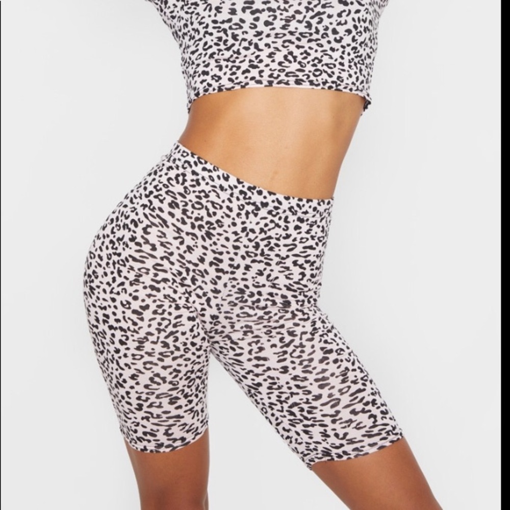 Crop top + bike ride shorts leopard